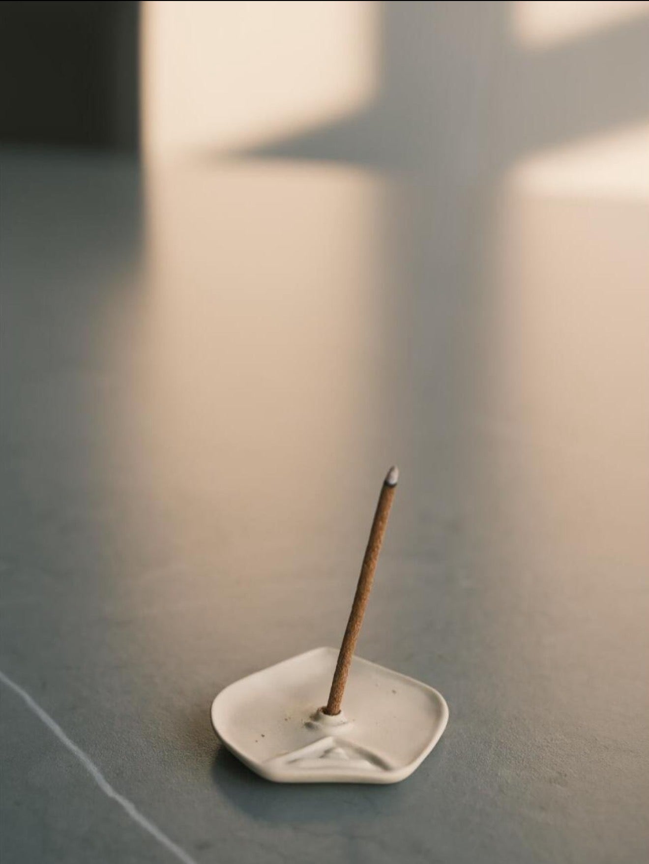 SAVVYS Handcrafted Ceramic Incense Holder – Modern Minimalist Design(Incense Sticks Not Included)